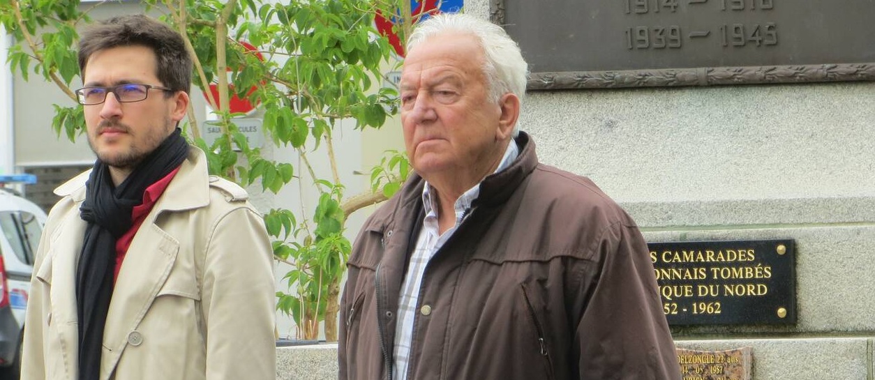 Pierre Camus-Lutz et Michel Lucas devant le monument aux morts de la ville de Couëron